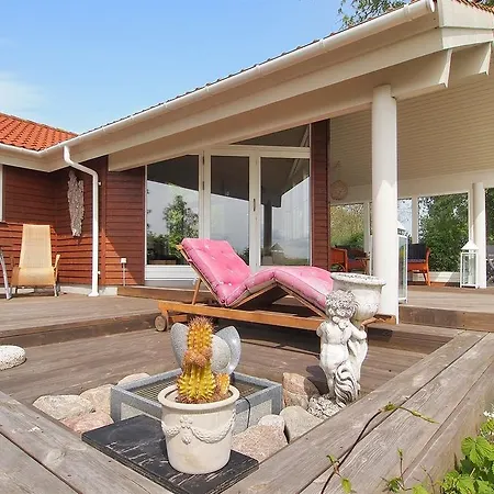 Three-bedroom Holiday Strandly 01 *